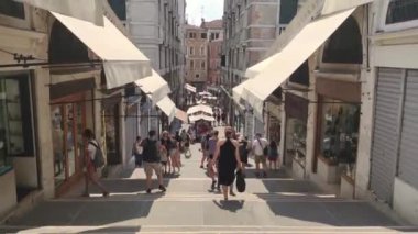 Venedik, İtalya 1 Ocak 2025: Venedik, İtalya 'da güneşli bir günde merdivenlerden çıkan turistler