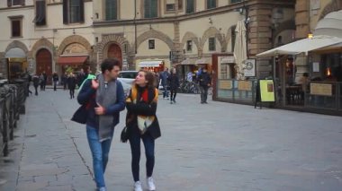 Floransa, İtalya 1 Ocak 2025: Floransa 'nın ana meydanlarından biri olan Piazza della signoria' da yürüyen turistler
