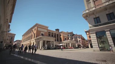 Padova, İtalya 1 Ocak 2025: Turistler ve yerliler Padua, İtalya 'da güneşli bir günün tadını çıkarıyorlar