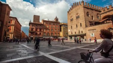 Bolonya, İtalya 1 Ocak 2025: Bolonya, İtalya 'daki meydanda yürüyen turistlerin zaman aşımı