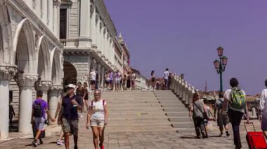 Venedik, İtalya 1 Ocak 2025: Turistler Venedik, İtalya 'da rialto köprüsüne doğru yürüyorlar