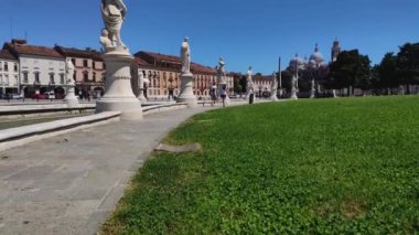 Padova, İtalya 1 Ocak 2025: Turistler, Prato della vadisi yakınlarında güneşli bir günde yürüyorlar.