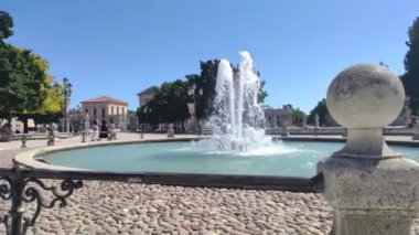 Padova, İtalya 1 Ocak 2025: İnsanlar güneşli, tarihi padua meydanında güzel bir çeşmenin etrafında gezinerek İtalya 'nın canlı atmosferini yakalıyorlar