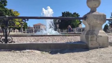Padova, İtalya 1 Ocak 2025: Padua, İtalya 'da Prato della valle Meydanı' ndaki bir çeşmeye hayran turistler