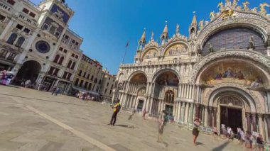 Venedik, İtalya 1 Ocak 2025: Arka planda Aziz Mark 'ın Bazilikası ile Venedik' teki San Marco Meydanı 'nda yürüyen turistler