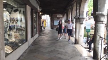 Venedik, İtalya 1 Ocak 2025: Turistler ve yerliler Venedik, İtalya 'da kapalı bir köprüde her iki yönde de yürümenin keyfini çıkarıyorlar