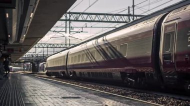 Padova, İtalya 1 Ocak 2025: Kırmızı yüksek hızlı tren Padua, İtalya 'da bir tren istasyonundan geçiyor