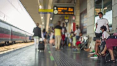 Padova, İtalya 1 Ocak 2025: Padua, İtalya 'da tren bekleyen turistler