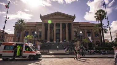 Palermo, İtalya 1 Ocak 2025: Turistler Palermo, Sicilya 'daki Teatro Politeama Garibaldi' nin önünde güneşli güzel bir günün tadını çıkarıyorlar