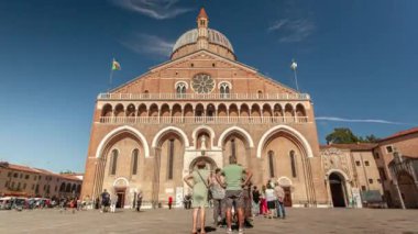 Padova, İtalya 1 Ocak 2025: Turistler ve yerliler ünlü Aziz Anthony Bazilikası 'nın önünde yürüyorlar