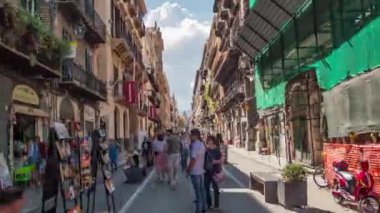 Palermo, İtalya 1 Ocak 2025: Sicilya 'nın canlı şehir merkezinde turist ve yerel halk gezintisi