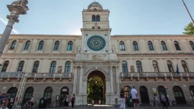 Padova, İtalya 1 Ocak 2025: Padua 'da turistler ve yerel halk Palazzo Capanio' dan geçiyor