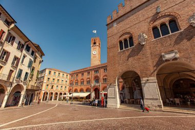 Treviso, İtalya 1 Ocak 2025: Palazzo dei trecento ve İtalya bayrağı Treviso, İtalya 'da dalgalanan şehir kulesi