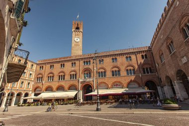 Treviso, İtalya 1 Ocak 2025: Turistler Treviso, İtalya 'da güneşli bir günün tadını çıkarıyorlar, Palazzo dei trecento ve heybetli kulesiyle