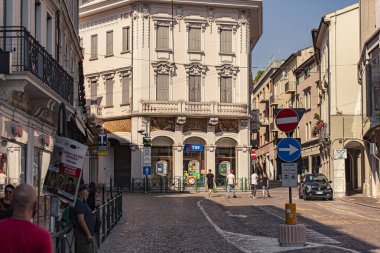 Treviso, İtalya 1 Ocak 2025: Treviso, İtalya 'nın tarihi caddelerinde gezinen turistler, yaz güneşinin ve şehrin cazibesinin tadını çıkarıyorlar