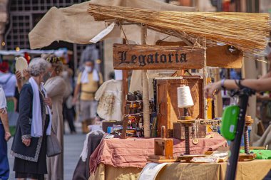 Verona, İtalya 1 Ocak 2025: Kitap ciltleme araçları Verona, İtalya 'da bir ortaçağ pazarında sergilendi