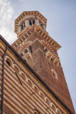 Verona, İtalya 1 Ocak 2025: Torre dei Lamberti 'nin mimari ayrıntıları, İtalya' nın Verona kentindeki bir ortaçağ kulesi, karmaşık tuğla ve dekoratif unsurlarını gösteriyor