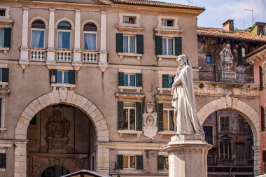 Verona, İtalya 1 Ocak 2025: Ünlü İtalyan şair Dante alighieri 'nin arka planda palazzo maffei bulunan beyaz mermer heykeli