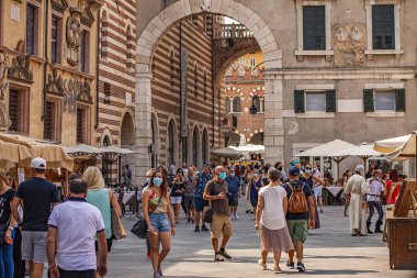 Verona, İtalya 1 Ocak 2025: Covid-19 salgını sırasında Verona 'daki Piazza delle erbe' de palazzo della ragione 'nin yanında cerrahi maske takan insanlar dolaşıyorlar.