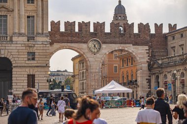 Verona, İtalya 1 Ocak 2025: Piazza sütyeninin tadını çıkaran turistler, İtalya 'nın Verona kentinde Portoni della sutyeni yakınlarında yürüyorlar