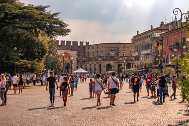 Verona, İtalya 1 Ocak 2025: İtalya 'da turistler Verona, İtalya' da meydanda yürüyorlar, Castelvecchio ve Palazzo Maffei 'ye hayran kalıyorlar.