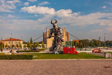 Verona, İtalya 1 Ocak 2025: Verona 'da kılıç ve zırhlı bir şövalyeyi temsil eden etkileyici metal sanat eserleri