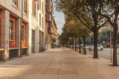 Verona, İtalya 1 Ocak 2025: Corso porta nuova, İtalya 'nın Verona şehrinde şehrin mimarisi ve kentsel yaşamını gözler önüne seren hareketli bir sokak sahnesi