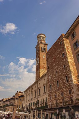 Verona, İtalya 1 Ocak 2025: Torre dei lamberti, İtalya 'nın Verona şehrinin göbeğindeki Piazza delle erbe üzerinde yükseldi.
