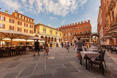 Verona, İtalya 1 Ocak 2025: Turistler tarihi binalar ve açık hava kafelerle çevrili Verona, İtalya 'da Piazza dei signori' nin tadını çıkarıyorlar