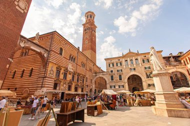 Verona, İtalya 1 Ocak 2025: Lamberti Kulesi ve Maffei Sarayı 'na hayran turistler Verona, İtalya' da güneşli bir yaz günü