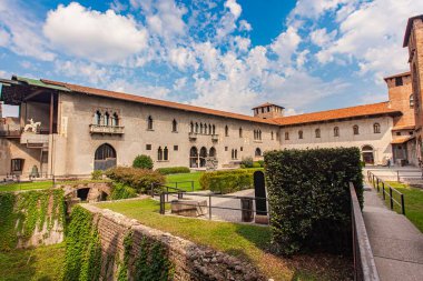 Verona, İtalya 1 Ocak 2025: İtalya 'nın Verona kentinde bahçeli ve mavi gökyüzü olan Ortaçağ Castelvecchio Müzesi
