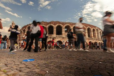 Verona, İtalya 1 Ocak 2025: Piazza bra, İtalya 'da ünlü bir Roma amfitiyatrosu olan Verona arenasını gezen ve gezen turistler