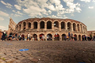 Verona, İtalya 1 Ocak 2025: İtalya 'nın Verona kentindeki ünlü Roma amfitiyatrosu Verona Arena' nın önündeki meydanda yürüyen turistler