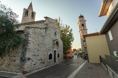 Garda Gölü, İtalya 3 Ocak 2025: San Severo Kilisesi Bardolino 'da görkemli bir şekilde duruyor. Garda Gölü 'nün pitoresk kıyılarına kurulmuş büyüleyici bir kasaba. İtalya