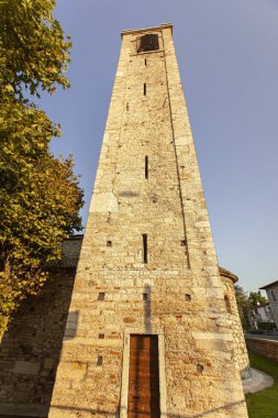 Garda Gölü, İtalya 3 Ocak 2025: Antik taş çan kulesi Bardolino 'da berrak mavi bir gökyüzüne karşı ayakta duruyor, İtalya' nın Garda Gölü kıyısında büyüleyici bir kasaba.