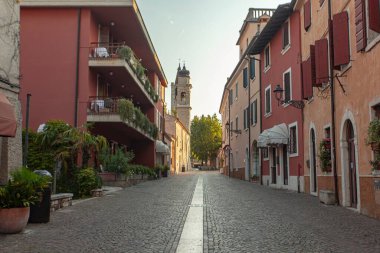 Garda Gölü, İtalya 3 Ocak 2025 Bardolino 'daki Cobblestone Caddesi, İtalya' nın Garda Gölü kıyısındaki sevimli bir kasaba.