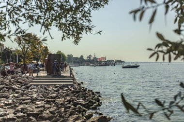 Garda Gölü, İtalya 3 Ocak 2025: Turistler Bardolino 'da göl kenarında Garda Gölü' nde geziniyorlar, yaz gününün tadını çıkarıyorlar