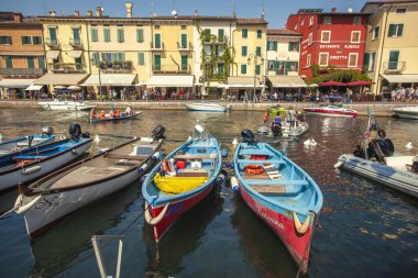 Garda Gölü, İtalya 3 Ocak 2025: İtalya 'nın Garda Gölü kıyısındaki sevimli bir kasaba olan Bardolino Kanalı' na demirlemiş renkli ahşap teknelerin manzarası