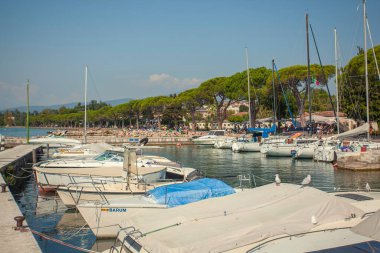 Garda Gölü, İtalya 3 Ocak 2025: Bardolino, İtalya 'da turistlerin dinlendiği Garda Gölü' ne beyaz botlar yanaştı
