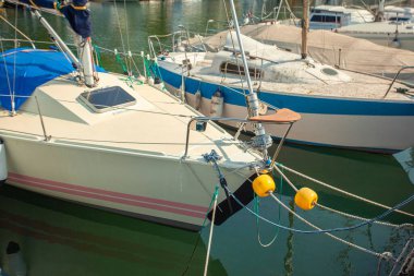 Garda Gölü, İtalya 3 Ocak 2025: Yelkenliler Bardolino yakınlarındaki Garda Gölü 'ne yanaşıyor.