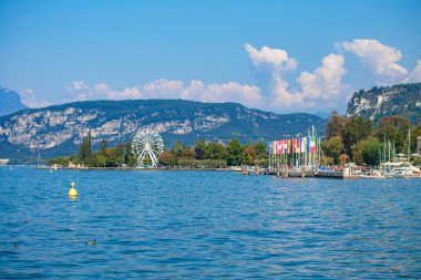 Garda Gölü, İtalya 3 Ocak 2025: Dönme dolap, bayraklar ve bardolino veya tembel dağlı Garda Gölü manzarası