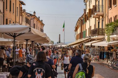 Garda Gölü, İtalya 3 Ocak 2025: Güneşli bir yaz gününde Bardolino şehir merkezinde gezen ve alışveriş yapan turistler veya Garda Gölü 'nde tembellik yapan turistler