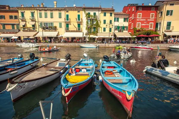 Garda Gölü, İtalya 3 Ocak 2025: İtalya 'nın Garda Gölü kıyısındaki sevimli bir kasaba olan Bardolino Kanalı' na demirlemiş renkli ahşap teknelerin manzarası