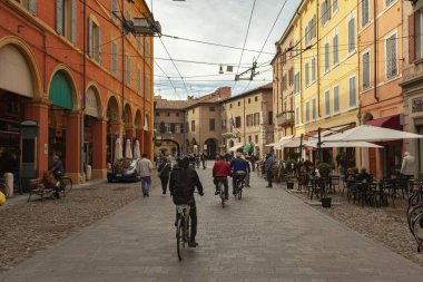 Modena, İtalya 1 Ocak 2025: Güneşli bir günün tadını çıkaran turistler ve vatandaşlar modena, İtalya 'nın tarihi merkezinde bisiklet ve yürüyüş yapıyorlar