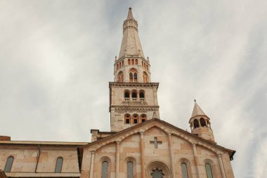 Modena, İtalya 1 Ocak 2025: ghirlandina kulesi ve modena katedralinin mimari detayları bulutlu bir gökyüzüne doğru yükseliyor