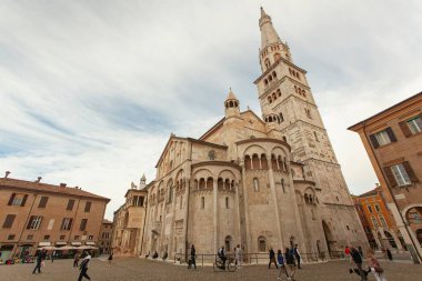 Modena, İtalya 1 Ocak 2025: Arka planda görkemli bir şekilde yükselen ghirlandina kulesi ve modena katedrali ile büyük meydanda yürüyen turistler