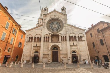 Modena, İtalya 1 Ocak 2025: Modena katedralinin ön cephesinin mimari ayrıntıları, Roma tarzı, gül penceresi ve girişi, modena, Emilia-romagna, İtalya