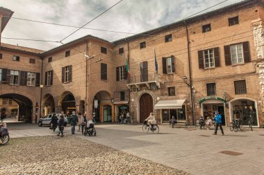 Modena, İtalya: 1 Ocak 2025: Turistler ve vatandaşlar modena 'da büyük meydanın keyfini çıkarırken, saray komünü, dükkanlar ve atariler