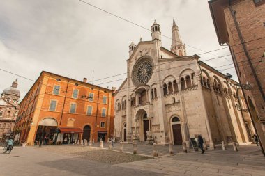 Modena, İtalya 1 Ocak 2025: Modena Katedrali. Ya da duomo di modena. Bakire Meryem ve Aziz Geminianus varsayımına adanmış bir Roma katolik katedrali. Piazza Grande 'de. Modena