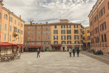 Modena, İtalya 1 Ocak 2025: Modena, İtalya 'da Piazza xx Setembre' de renkli binalar, kafeler ve arka planda bir inşaat vinci bulunan insanlar